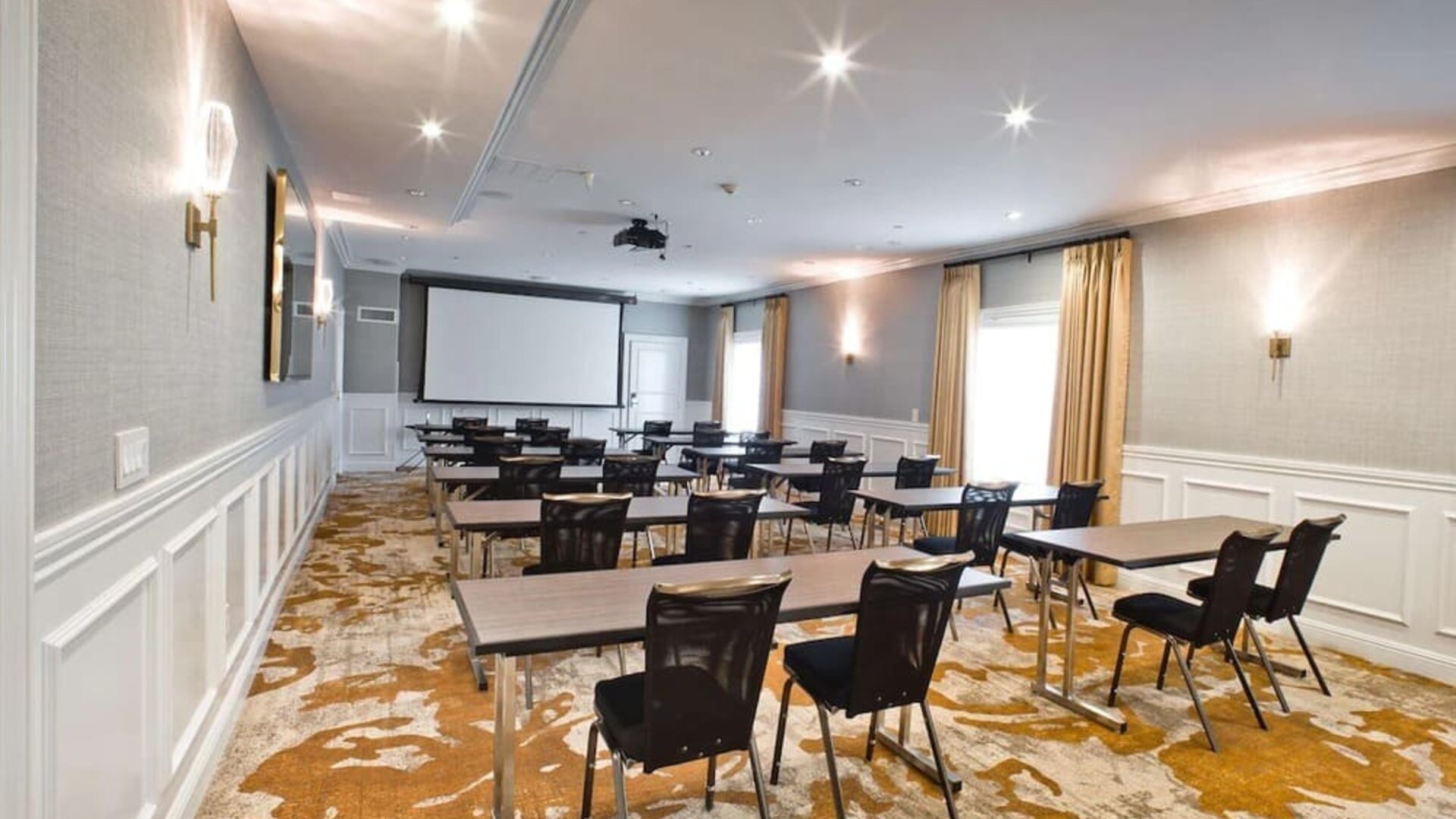 Professional meeting room at The Inn At Saratoga, Tapestry Collection By Hilton.