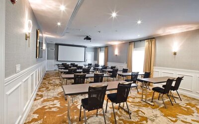 Professional meeting room at The Inn At Saratoga, Tapestry Collection By Hilton.