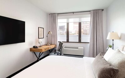 King bed with TV at Hilton Garden Inn New York/Tribeca.