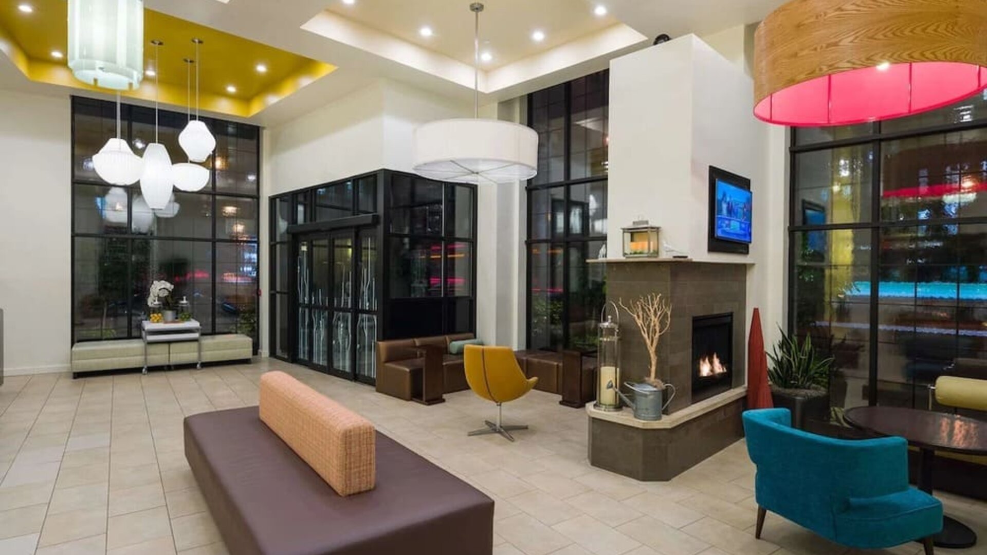 Lobby and coworking space at Hilton Garden Inn New York/Tribeca.