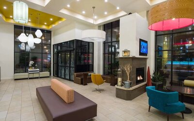 Lobby and coworking space at Hilton Garden Inn New York/Tribeca.