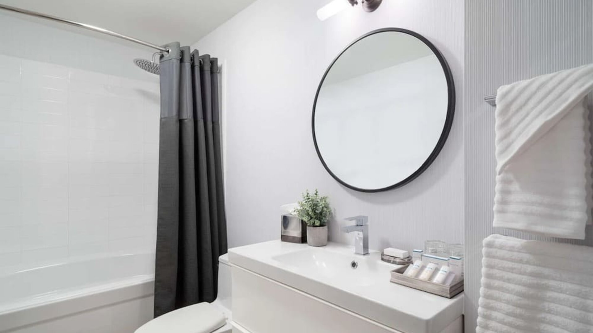 Guest bathroom with shower and bath at Hilton Garden Inn New York/Tribeca.