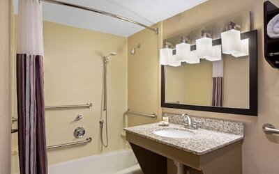 La Quinta Inn & Suites by Wyndham Springfield MA