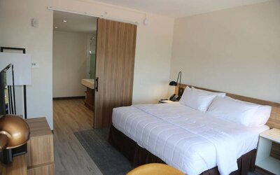 Day use room amenities at Wyndham Garden North Bergen Near Secaucus.