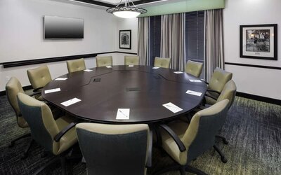 Meeting room at Hampton Inn & Suites Gainesville-Downtown.