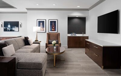 Hilton Indianapolis Hotel & Suites