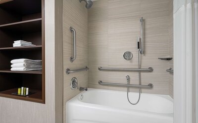 Hilton Indianapolis Hotel & Suites
