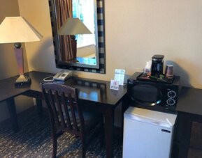Work desk inside day use room at Shilo Inn Rose Garden.