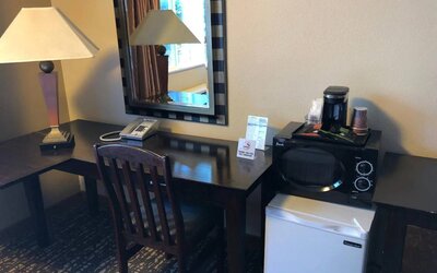 Work desk inside day use room at Shilo Inn Rose Garden.