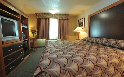 Day use room with work desk at Shilo Inn Rose Garden.