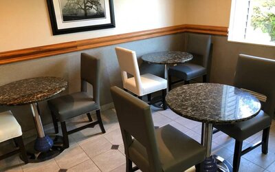 Breakfast area perfect for coworking at Shilo Inn Rose Garden.