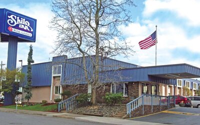 Hotel exterior at Shilo Inn Rose Garden.
