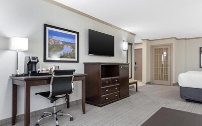 Best Western Plus Port O'Call Hotel