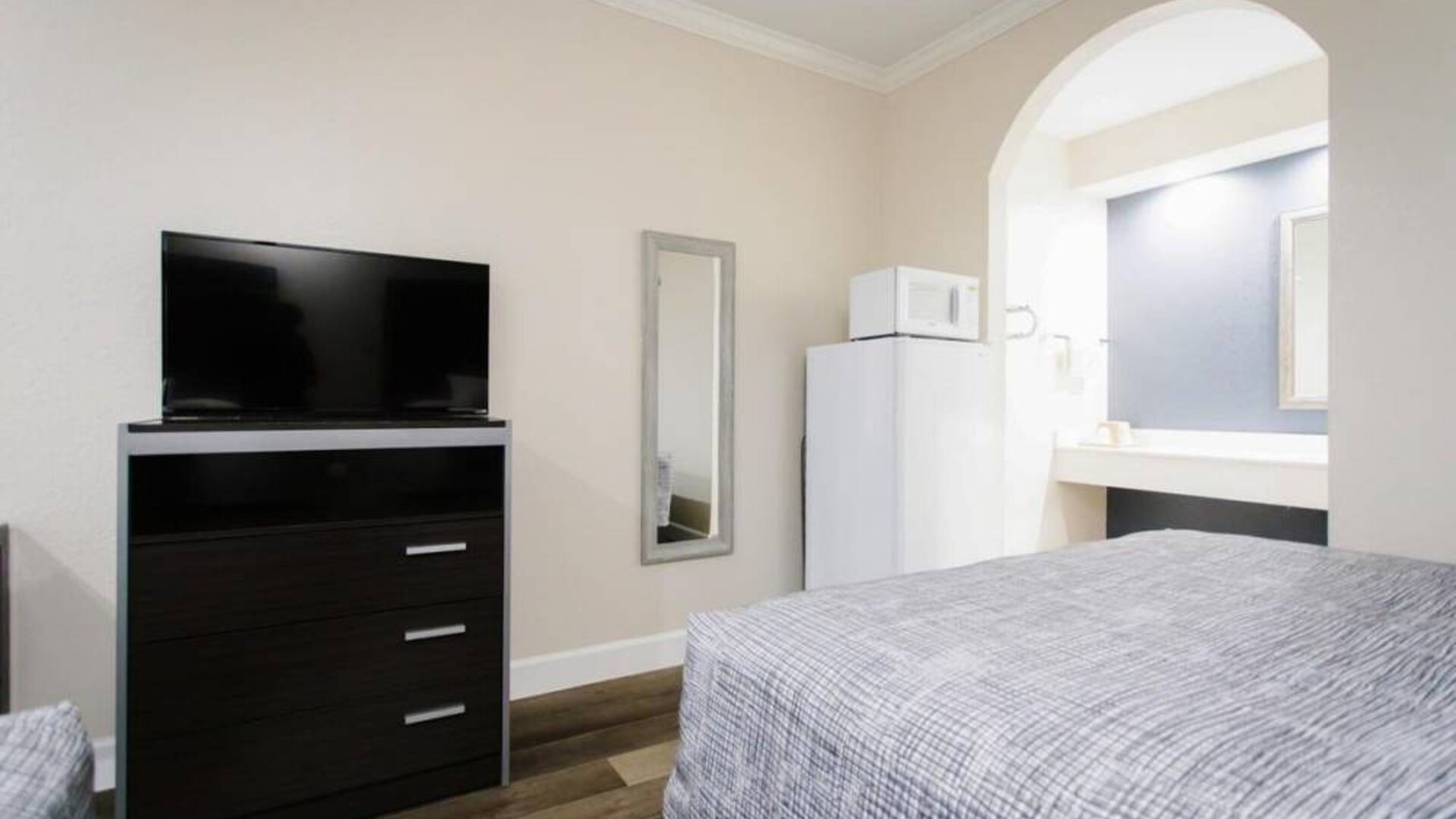 Day use room amenities at Palace Inn TX 249.