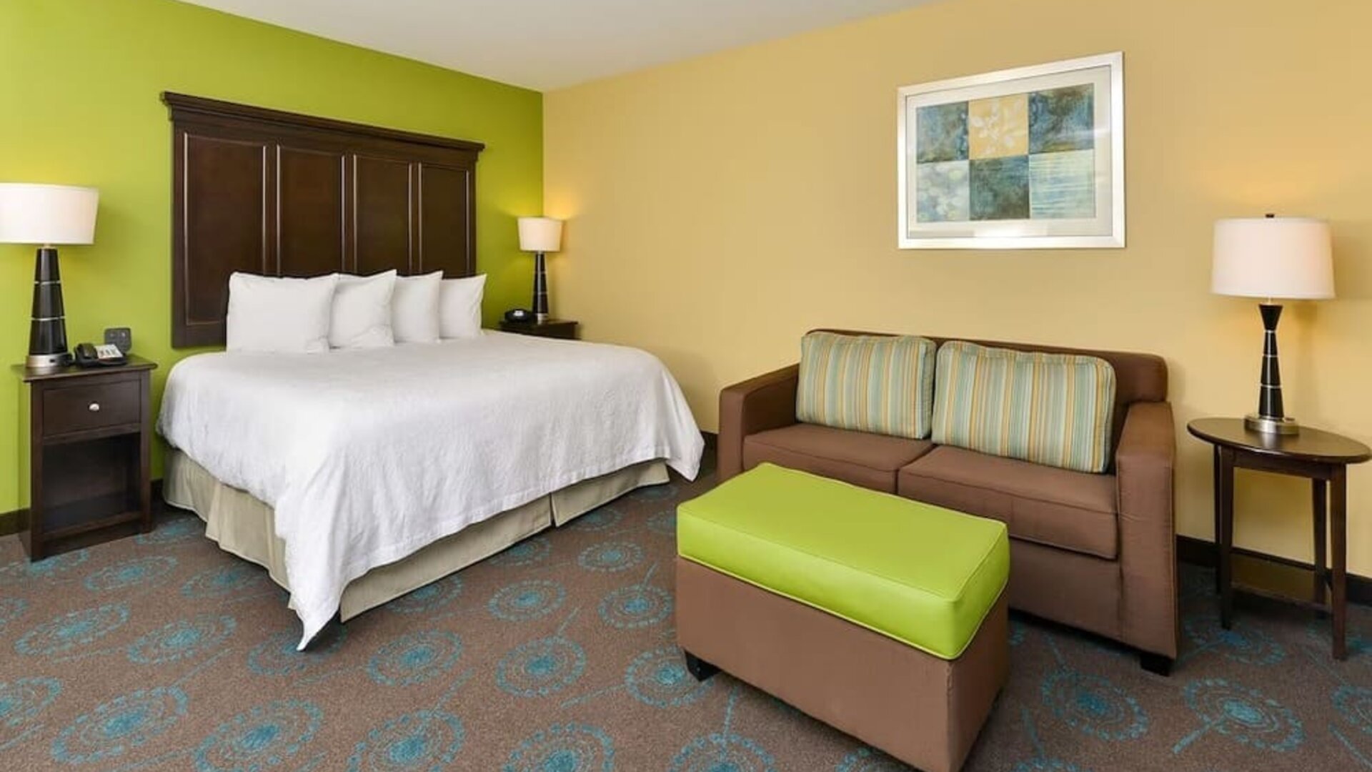 King bed with lounge area at Hampton Inn Iowa City/University Area.