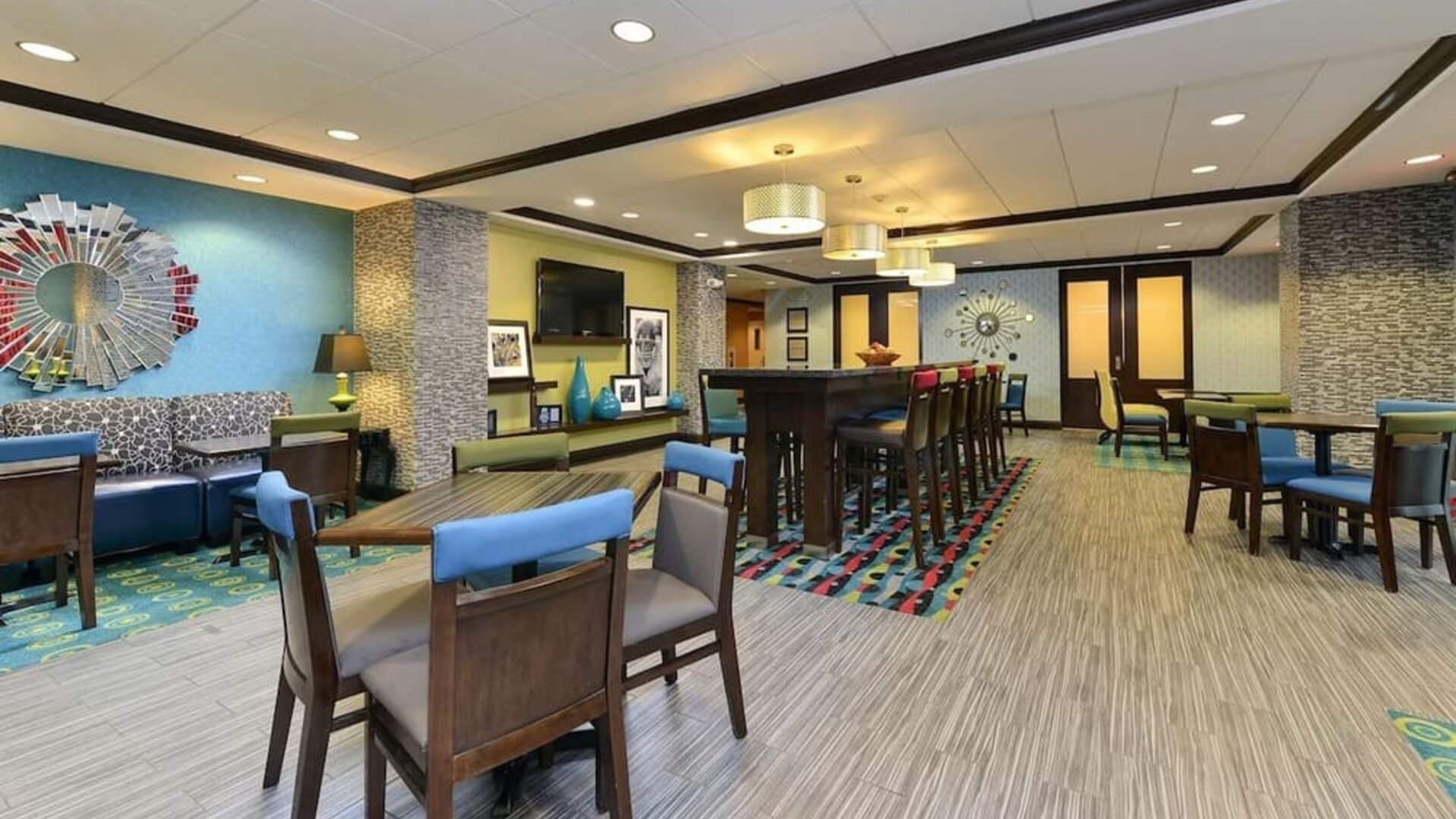 Dining and coworking space at Hampton Inn Iowa City/University Area.