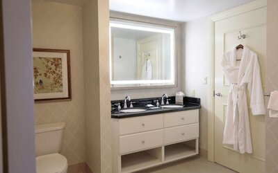 Spacious guest bathroom at Hilton Baton Rouge Capitol Center.