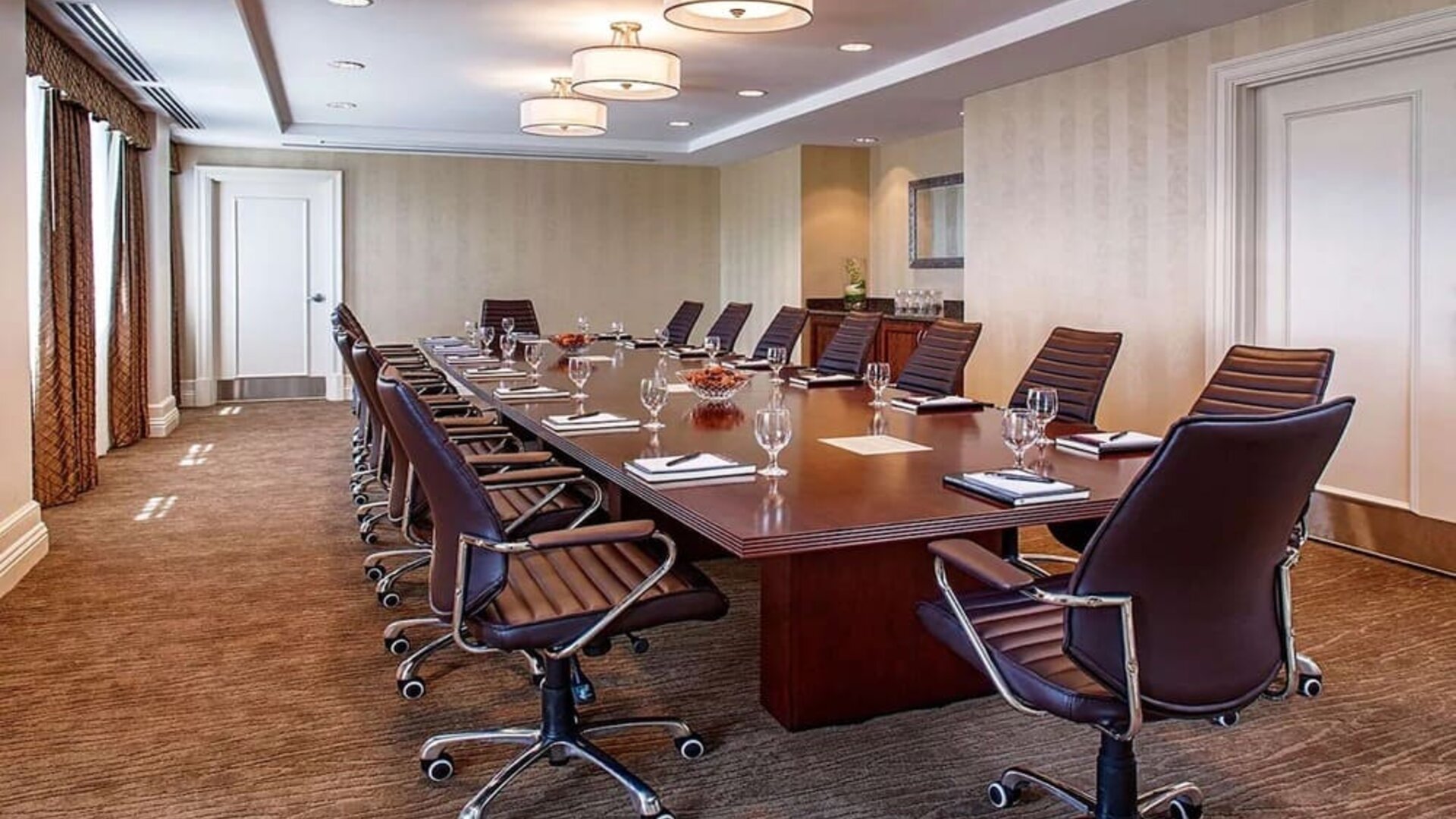 Professional meeting room at Hampton Inn & Suites Birmingham-Downtown-Tutwiler.
