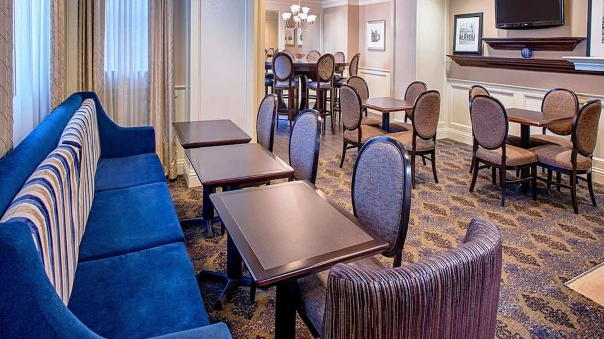 Lounge and coworking space at Hampton Inn & Suites Birmingham-Downtown-Tutwiler.