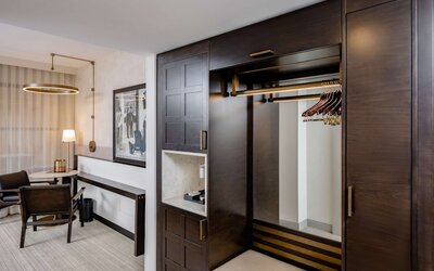Hotel Fort Des Moines, Curio Collection by Hilton