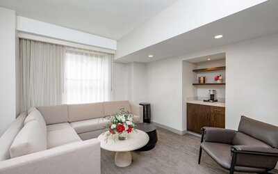 Hotel Fort Des Moines, Curio Collection by Hilton