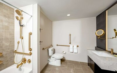 Hotel Fort Des Moines, Curio Collection by Hilton