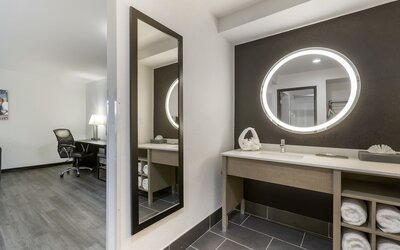 La Quinta Inn & Suites by Wyndham Des Moines West Clive