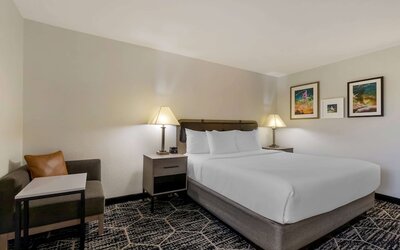 La Quinta Inn & Suites by Wyndham Des Moines West Clive