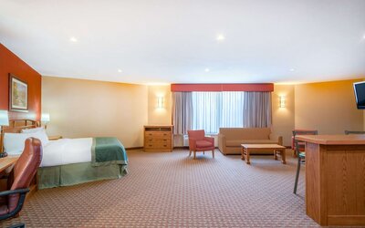 Ramada Tropics Resort & Conf Center by Wyndham Des Moines