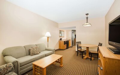 Ramada Tropics Resort & Conf Center by Wyndham Des Moines