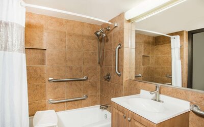 Ramada Tropics Resort & Conf Center by Wyndham Des Moines