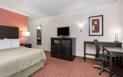 AmericInn by Wyndham Johnston Des Moines