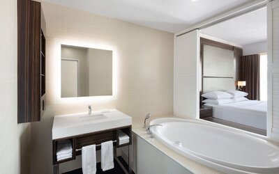 Delta Hotels by Marriott Edmonton Centre Suites