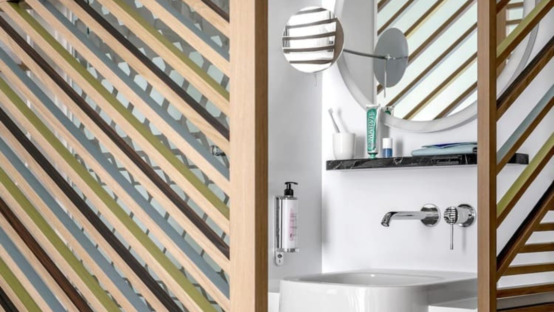 Guest bathroom with shower at OKKO Hotels Nice Aéroport.