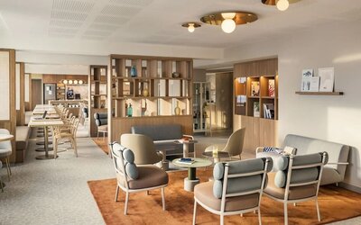 Lounge and coworking space at OKKO Hotels Nice Aéroport.
