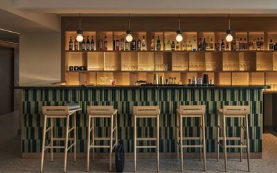 Dining and coworking space at OKKO Hotels Nice Aéroport.