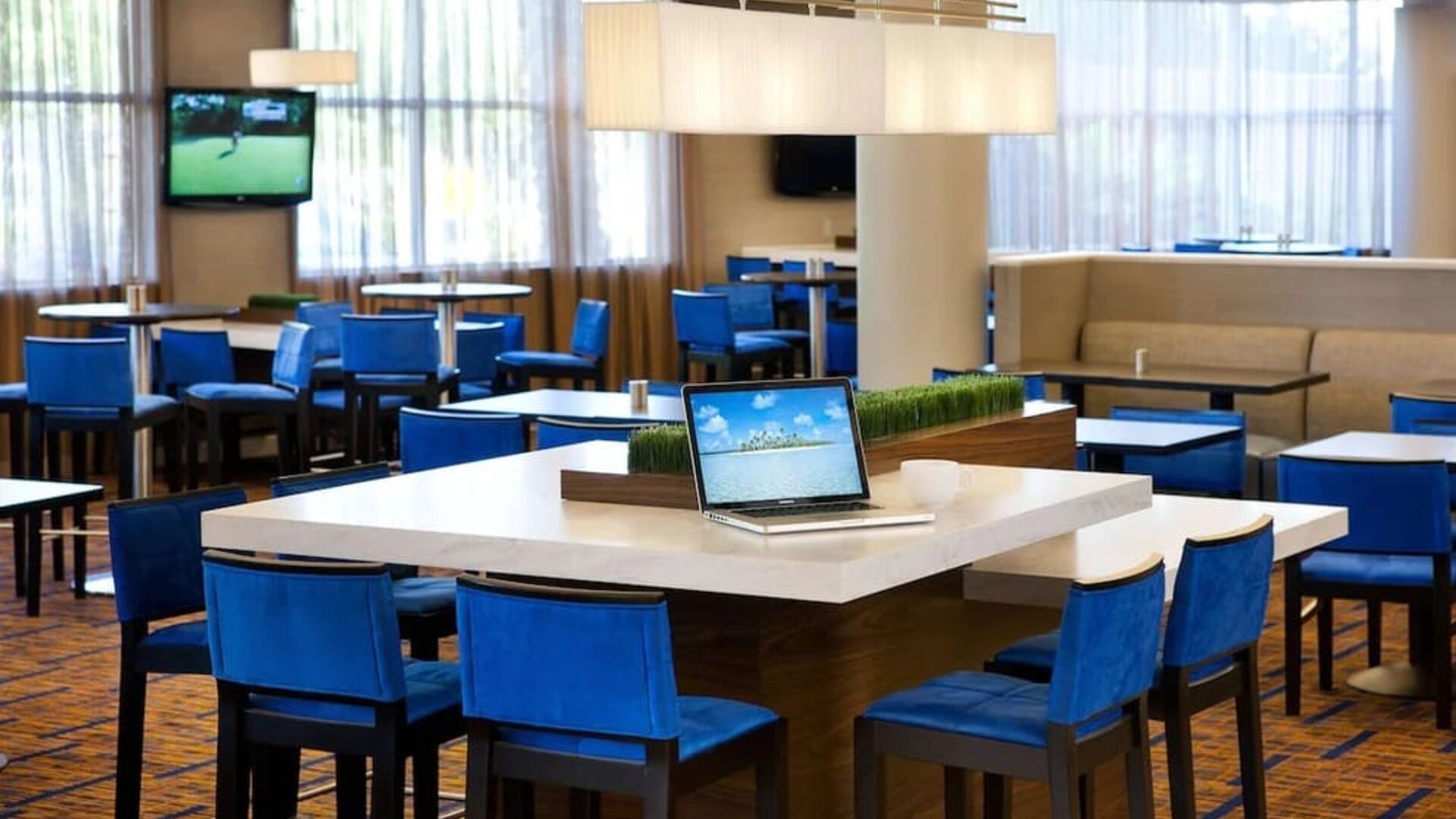 Lounge and coworking space at Sonesta Emeryville - San Francisco Bay Bridge.