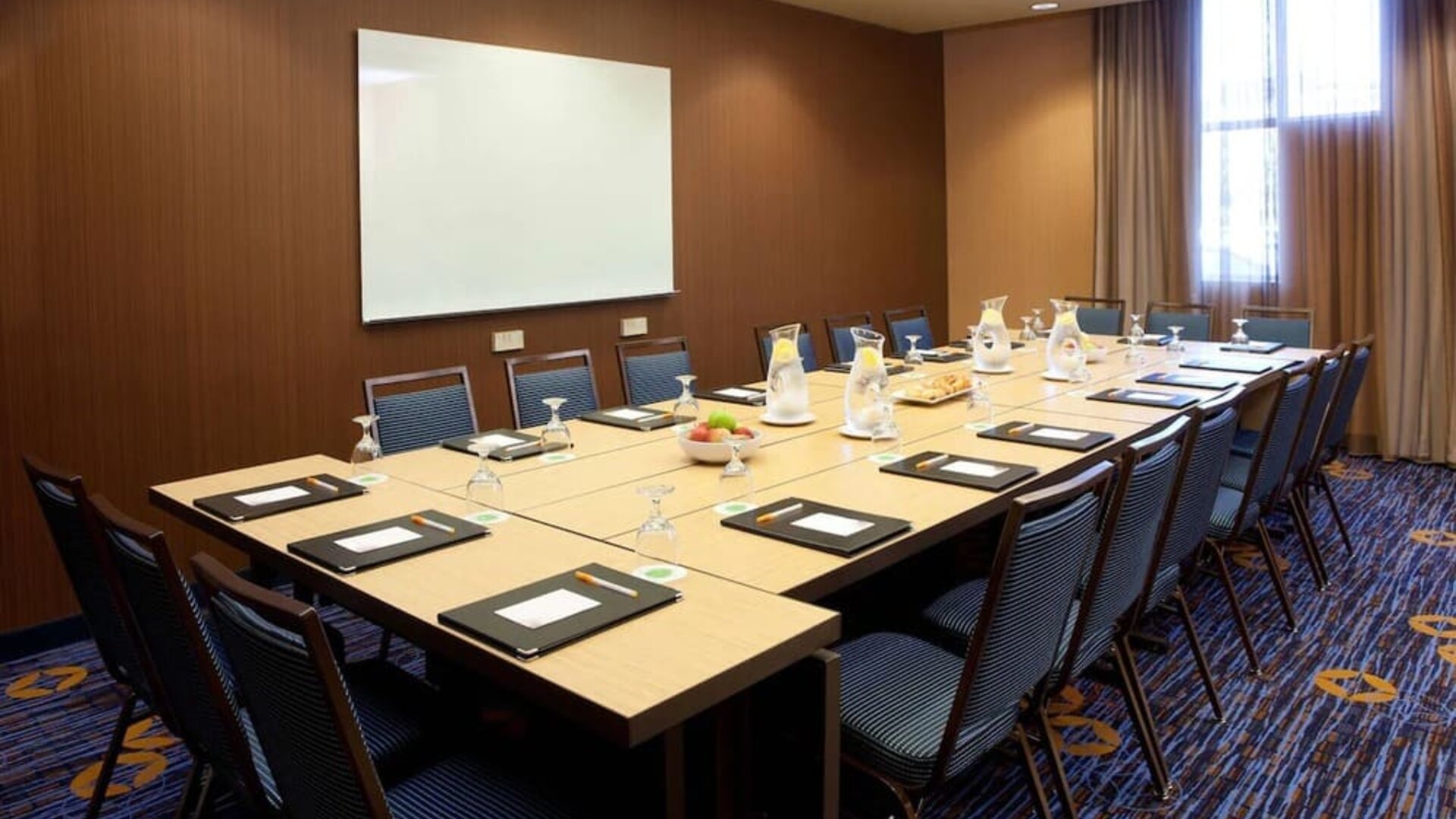 Professional meeting room at Sonesta Emeryville - San Francisco Bay Bridge.