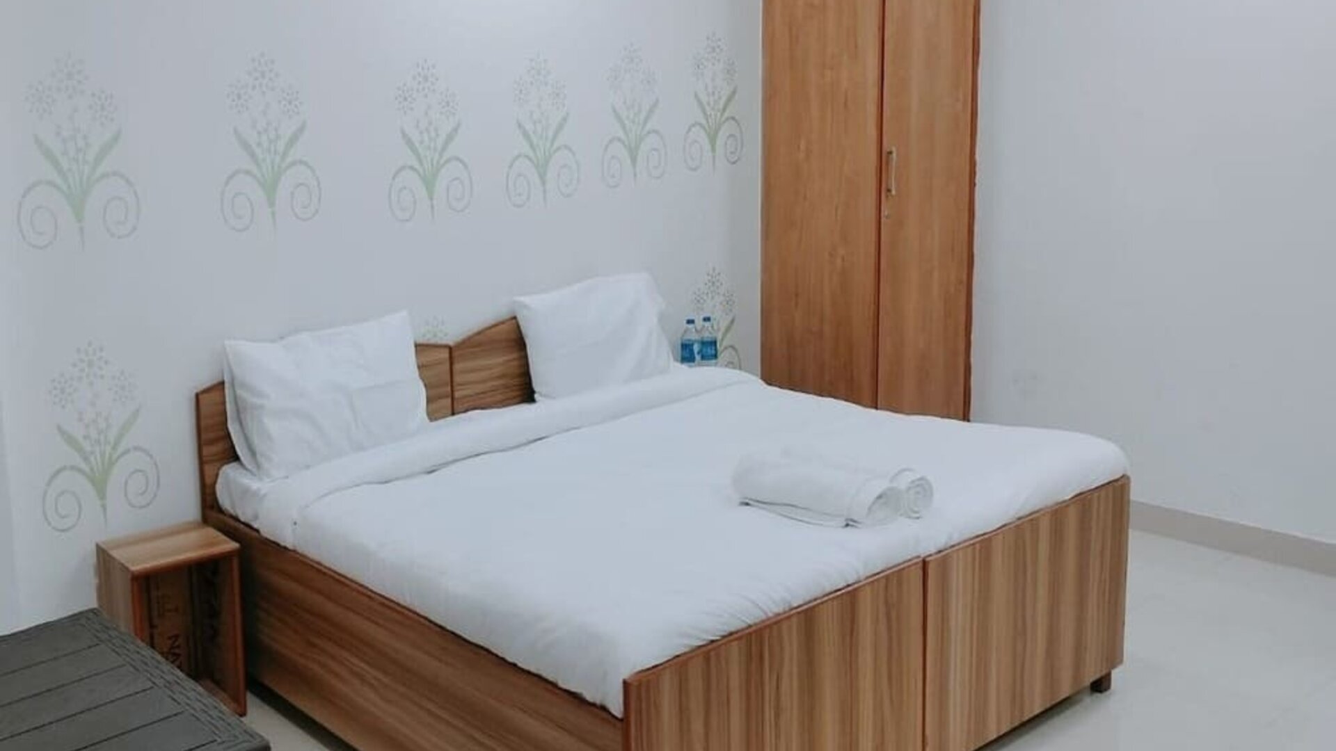 Romatic delux king room at Hotel Urban Abode.