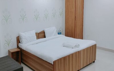 Romatic delux king room at Hotel Urban Abode.