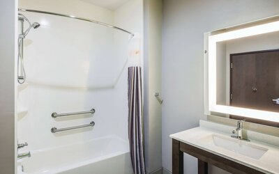 La Quinta Inn & Suites by Wyndham Baton Rouge - Port Allen