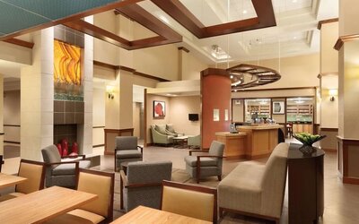 Hotel bar perfect for coworking at Hyatt Place Chicago, Lombard / Oak Brook.