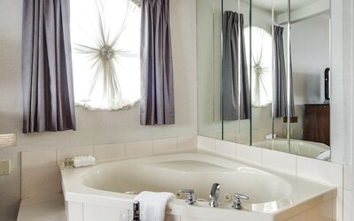 Monte Carlo Inn Oakville Suites