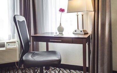 Monte Carlo Inn Oakville Suites
