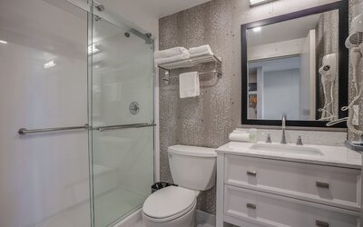 Monte Carlo Inn Oakville Suites
