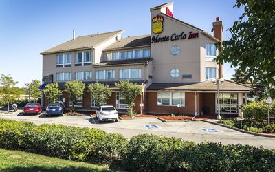 Monte Carlo Inn Oakville Suites