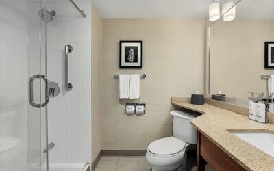Holiday Inn Oakville Centre by IHG