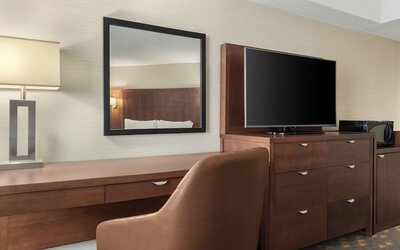 Holiday Inn Oakville Centre by IHG