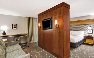 Holiday Inn Oakville Centre by IHG