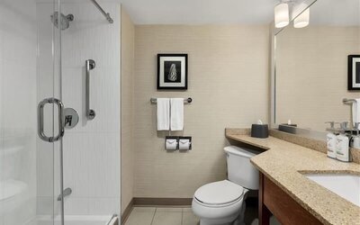 Holiday Inn Oakville Centre by IHG
